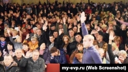 Андрей Филонов голосует за продолжение добычи песка на Донузлаве на общественных слушаниях в Мирном 2 декабря