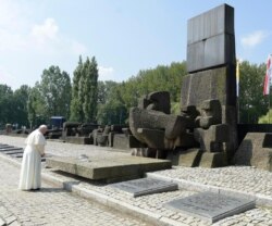 بازدید و ادای احترام پاپ فرانسیس از یادبود اردوگاه کار اجباری نازی‌ها در لهستان، ۲۰۱۶