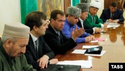 Ахмад Абдуллаев с Владиславом Сурковым и Дмитрием Медведевым