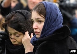 Жанна Немцова на похоронах отца
