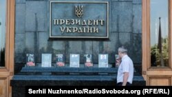 Пикет вдов погибших бойцов ВСУ возле Администрации президента Украины против референдума о заключении мира с Россией, анонсированного главой АП. Киев, 23 мая 2019 года