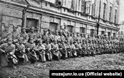 Сотня січових стрільців під час військової підготовки. Київ, 1918 рік
