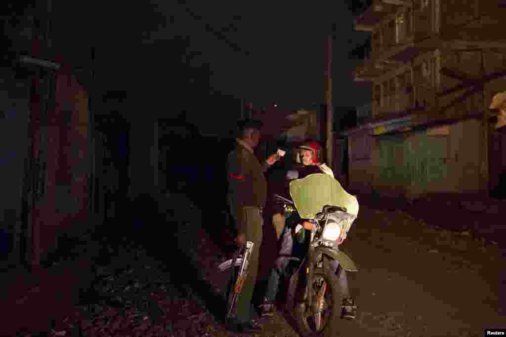 Кения тұрғындары полиция қылмысты тоқтата алмай отыр десе, полицейлер тұрғындардың қылмысты тым көп жасайтынын айтады. 