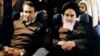 صادق قطب‌زاده در کنار آیت‌الله خمینی در پرواز بازگشت به ایران