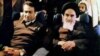 İmam Khomeini siyasətçi Sadegh Ghotbzadeh-nin (solda) müşayiəti ilə Tehrana uçur. 1 fevral 1979