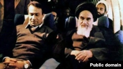 Sadegh Ghotbzadeh (L) next to Ayatollah Rouhollah Khomeini sitting in the chartered plane flying back to Iran Feb. 1, 1979.