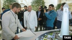 Архивное фото: Кадыров рассматривает проект башни «Ахмат»