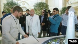 Ramzan Kadyrov öz atasının şərəfinə adlandırılmış qüllənin təqdimatında