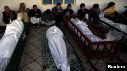 Тіла вбитих у Кветті шиїтів у мечеті перед початком протесту, 11 січня 2012 року