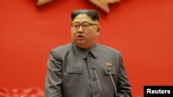 Ким Чен Ын Пхеньяндагы партиялык жыйында. 23-декабрь, 2017-жыл. 