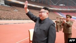 Ким Чен Ын приветствует военнослужащих в Пхеньяне. Фото северокорейского информационного агентства KCNA. 19 мая 2017 года.