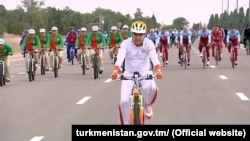 Turkmen President Gurbanguly Berdymukhammedov rides his bike in Ashgabat on June 1 as part of a mass ride that set a Guinness world record.