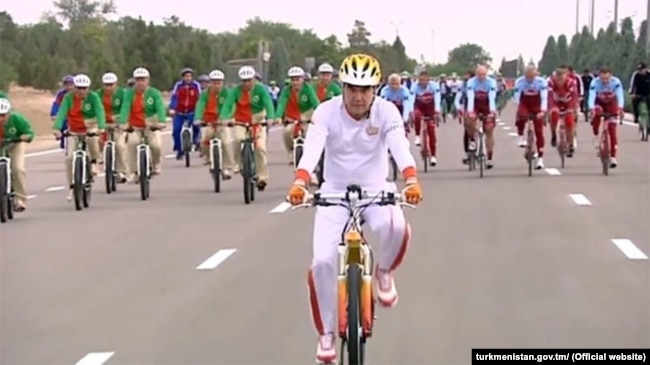 قربانقلی بردی‌محمداف، رئیس‌جمهوری وقت ترکمنستان، در ژوئن ۲۰۱۸ در عشق‌آباد در یک برنامهٔ دوچرخه‌سواری جمعی رکاب می‌زند؛ رویدادی که رکورد جهانی گینس را ثبت کرد.