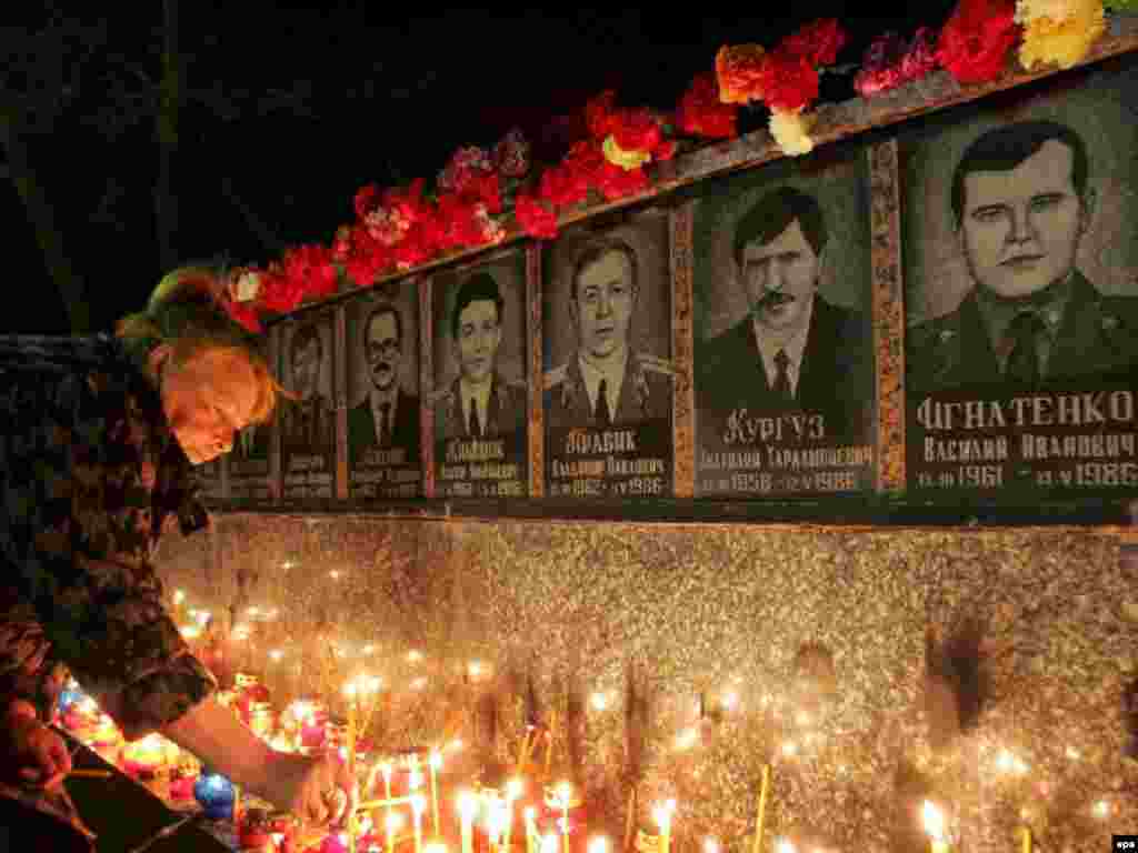 Ukrainë - Qytetarët e Ukrainës ndezin qirinj në memorialin përkushtuar vikitmave... - Të pikëlluarit ndezin qirinj në një memorial në Slavutich të Ukrainës, përkushtuar viktimave që vdiqën gjatë dhe pas përpjekjeve për pastrime në Çernobil. Qeveria Sovjetike dërgoi dhjetëra-mijëra punëtorë dhe ushtarë, jo të pajisur mirë, për të pastruar mbetjet radioaktive në zonën bërthamore. Shumë prej tyre kanë vdekur ose janë sëmurë rëndë, kurse të mbijetuarit kanë marrë kompensime të vogla financiare.
