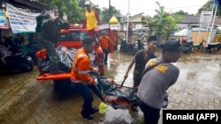 Spasioci u akciji u području Carita u Indoneziji čiju obalu je pogodio cunami