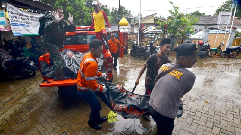 Во цунами во Индонезија загинаа 168 лица