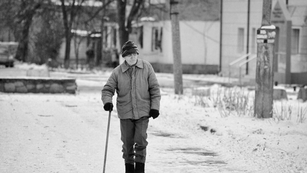 Старик зима. Курящий пожилой мужчина. Пенсионеры зима. Старик зимой. Пожилые люди зима.