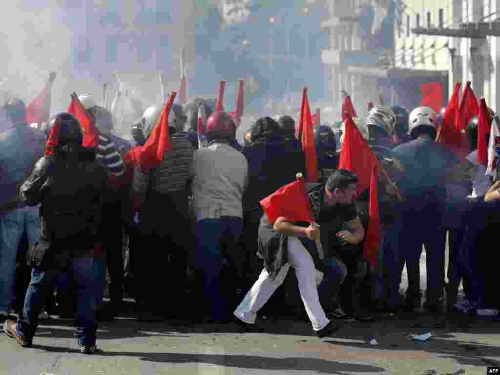 Ciocniri &icirc;ntre protestatarii pro-comuniști și adversarii lor la Atena. 