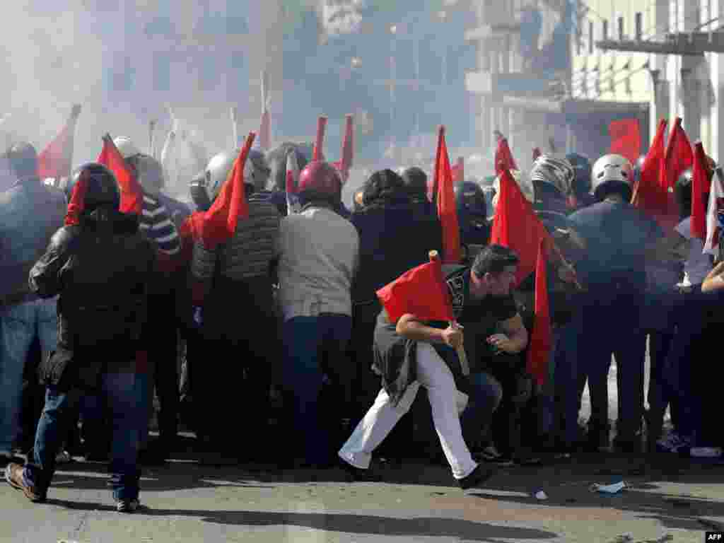 Pro-communist union protesters clash with rival groups of demonstrators in Athens. (AFP)