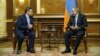 Премьер-министр Армении Никол Пашинян (справа) принимает новоизбранного президента Федерации футбола Армении Армена Меликбекяна, Ереван, 24 декабря 2019 г.
