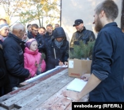 Кедры выдаюць паводле сьпісаў тым людзям, якія прыйшлі на пару гадзін раней за пачатак акцыі