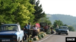 Pepeni de vânzare la marginea şoselei Chişinău-Dubăsari