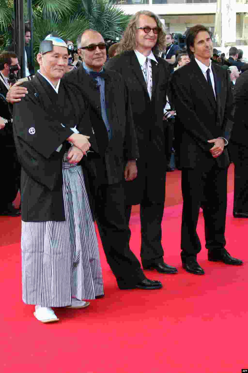 کارگردان ایرانی در کنار ویم وندرس، والتر سالس، کارگردان برزیلی و تاکاشی کیتانو، کارگردان و بازیگر مشهور ژاپنی در ماه مه سال ۲۰۰۷ میلادی. در آن سال مجموعه&zwnj;ای از آثار این سینماگران نام&zwnj;آور در فیلمی با عنوان &laquo;هرکس سینمای خودش&raquo; به نمایش درآمد. این مجموعه به مناسبت ۶۰مین سالگرد جشنواره کن ساخته شد و فیلم&zwnj;هایی از پنج قاره را در بر می&zwnj;گیرد. کیارستمی در کنار ۳۶ کارگردان سراسر جهان بود که امضایش بر این مجموعه نشست. 