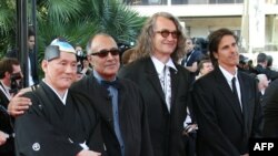 Takeshi Kitano, rejissorlar Abbas Kiarostami, Wim Wenders və Walter Salleslə birlikdə Kann film festivalında.