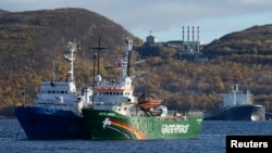 Ռուսաստան - «Գրինփիս»-ի նավը Մուրմանսկի նավահանգստում, սեպտեմբեր, 2013թ․