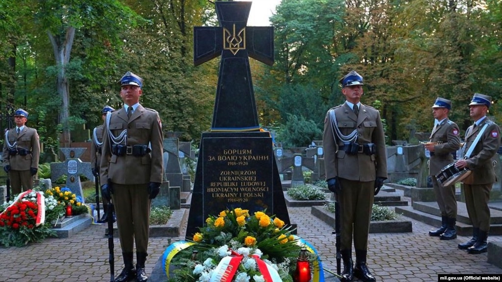 Почесна польська варта в День польського війська біля пам'ятника воїнам УНР у Варшаві, 15 серпня 2017 року