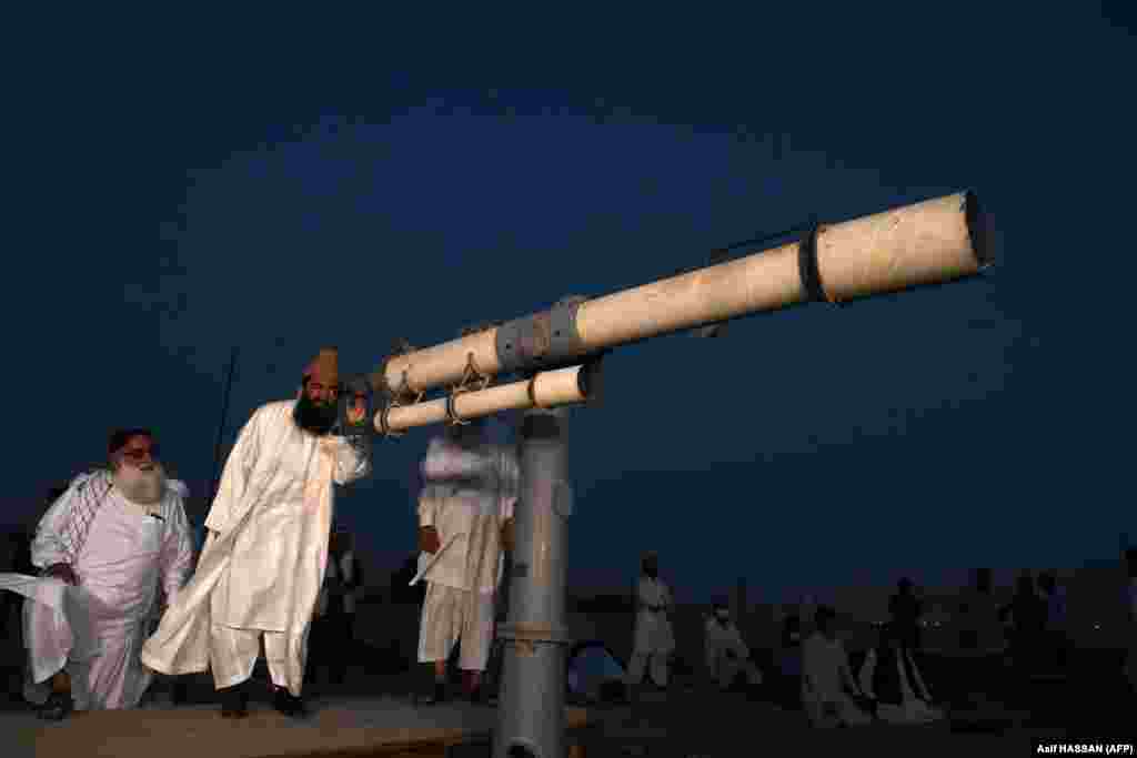 Maulana Abdul Khabeer Azad, a member of Pakistan&#39;s Ramadan moon-sighting committee, looks through a telescope for the new moon that signals the start of the Muslim fasting month of Ramadan in Karachi on April 23.