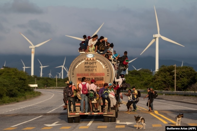 Meksikë: Një kamion me migrantë nga Hondurasi (pjesë e karvanit), që është nisur drejt SHBA-së. 30 tetor, 2018