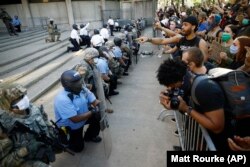 Philadelphia: polițiști solidari cu participanții la protestele antirasiale, 1 iunie 2020.