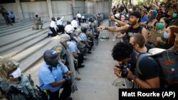 Policajci kleče u znak sjećanja na Georgea Floyda tokom protestnog marša nakon njegovog ubistva, SAD