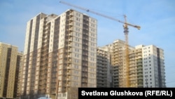 Строящийся жилой комплекс на улице имени Шокана Уалиханова в Астане. 5 февраля 2013 года. 