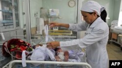 آرشیف، یک نرس در حال پرستاری نوزادان در شفاخانه ملالی کابل. 20Sep2011