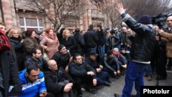 Armenia - Small business owners continue to demonstrate outside the government building in Yerevan, 30Jan2015.