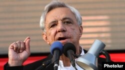 Armenia - Former Foreign Minister Vartan Oskanian speaks at an opposition rally in Yerevan, 24Oct2014.