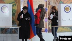 Armenia - Voting in a Yerevan polling station on constitutional changes put forward by President Serzh Sarkisian, 6Dec2015.