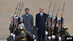 Armenia -- Armenian President Serzh Sarkisian (L) and his Iranian counterpart Mahmud Ahmadinejad review an honor guard before their meeting in Yerevan, 23Dec2011