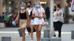 Люди в масках на улице в Ереване. 12 августа 2020 года.