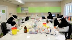 Зертханада коронавирус тестін өткізуге арналған сынамамен жұмыс істеп отырған медицина қызметкерлері. Тегеран маңы, 11 сәуір 2020 жыл.