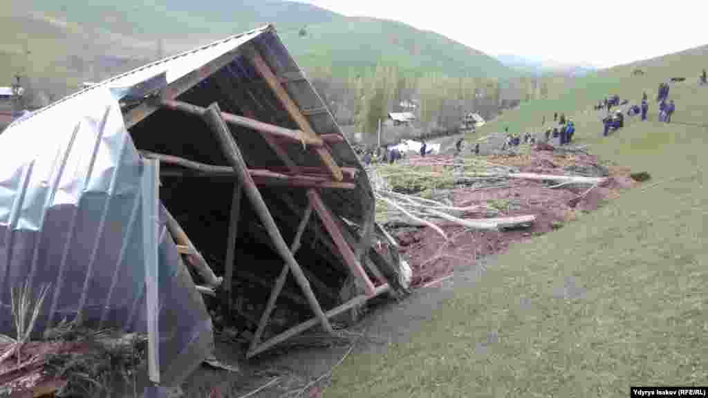 Kyrgyzstan Ozgon Landslide Buries Houses and Families in the village of Aiu April 29, 2017