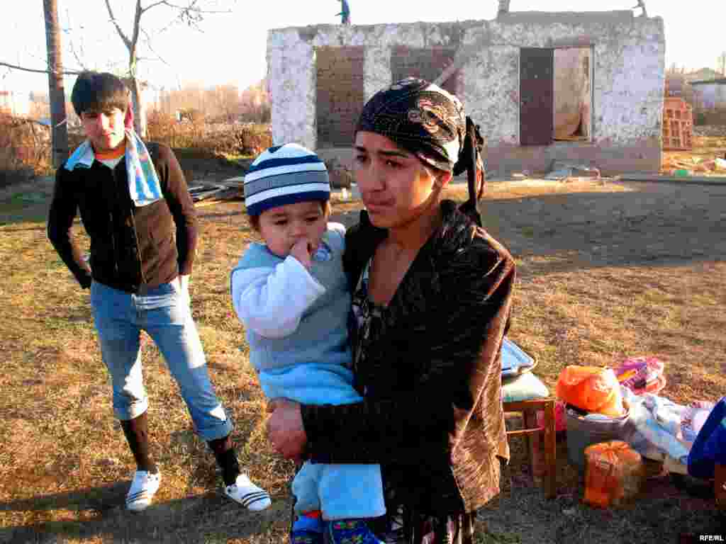 Una din zecile de familii tadjice dislocate, în fața casei distruse, pentru a face loc unor construcții guvernamentale - Photo: Barot Yusufi pentru RFE/RL