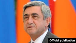 Armenia -- President Serzh Sarkisian at a meeting with school students in Yerevan, 31Aug 2010.