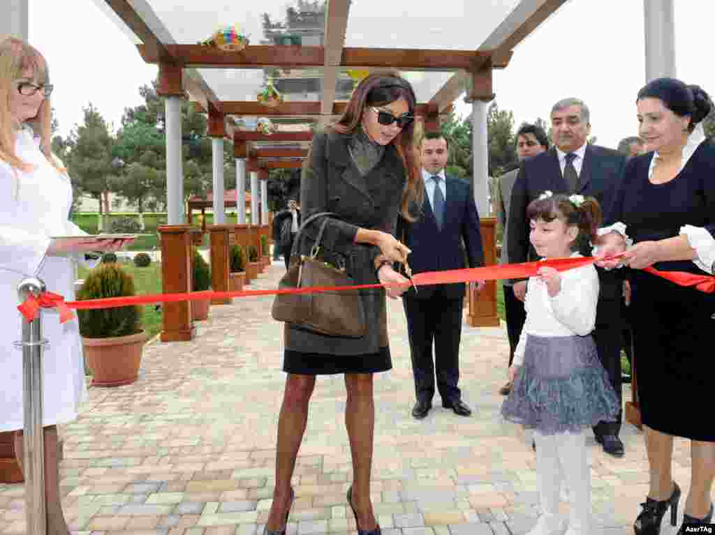 ალიევა, რომელიც პირველი ლედის როლს ფართო საქველმოქმედო საქმიანობისთვის იყენებს, განახლებული საგანმანათლებლო დაწესებულების გახნაზე აზერბაიჯანში. 