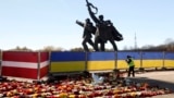 Памятник советским солдатам в Риге, окруженный забором в цветах латвийского и украинского флагов, в мае 2022 года, за три месяца до того, как он был снесен