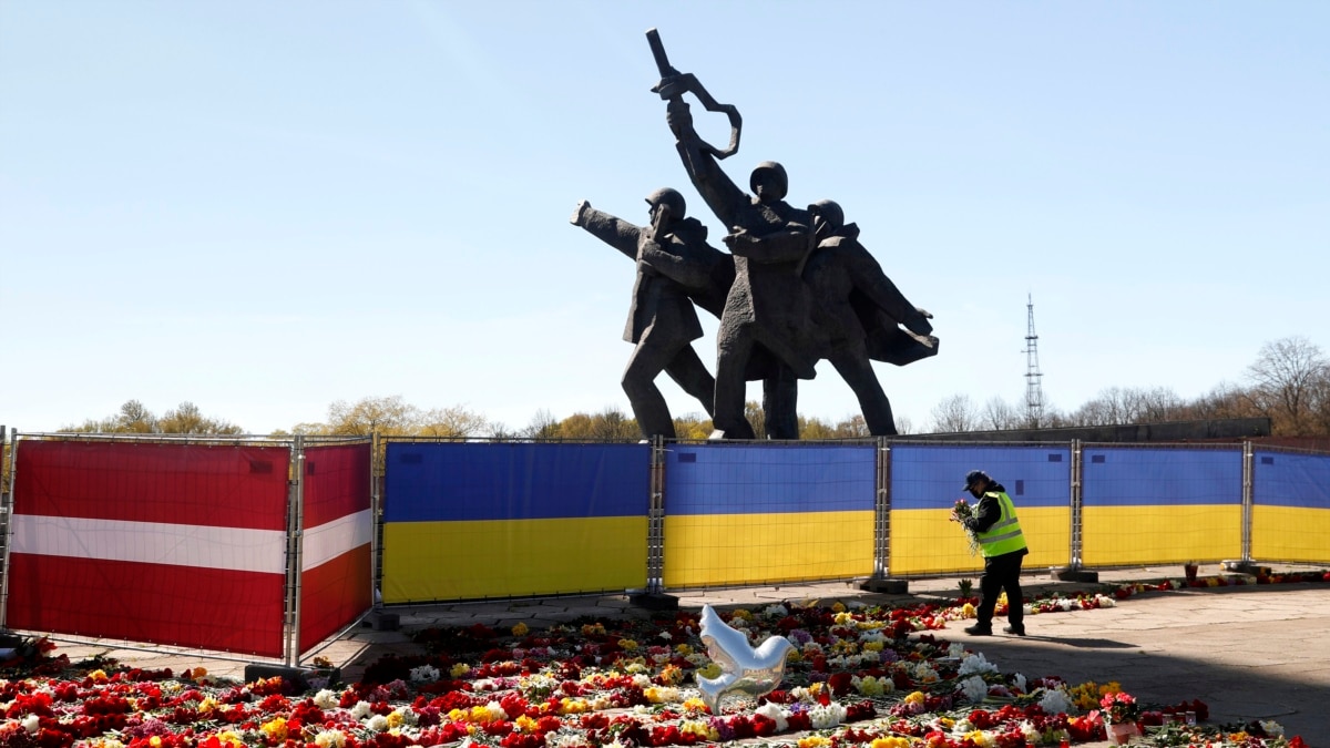 У Ризі почали демонтаж пам’ятника радянським воїнам