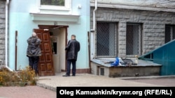 Будинок на вулиці Пушкіна у Сімферополі, в якому розташовувалася приймальня народного депутата України Андрія Сенченка, під час захоплення людьми у камуфляжі, 2014 рік