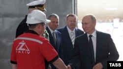 Владимир Путин на церемонии закладки боевых кораблей для Военно-морского флота России на судостроительном заводе «Залив» в Керчи, 20 июля 2020 года